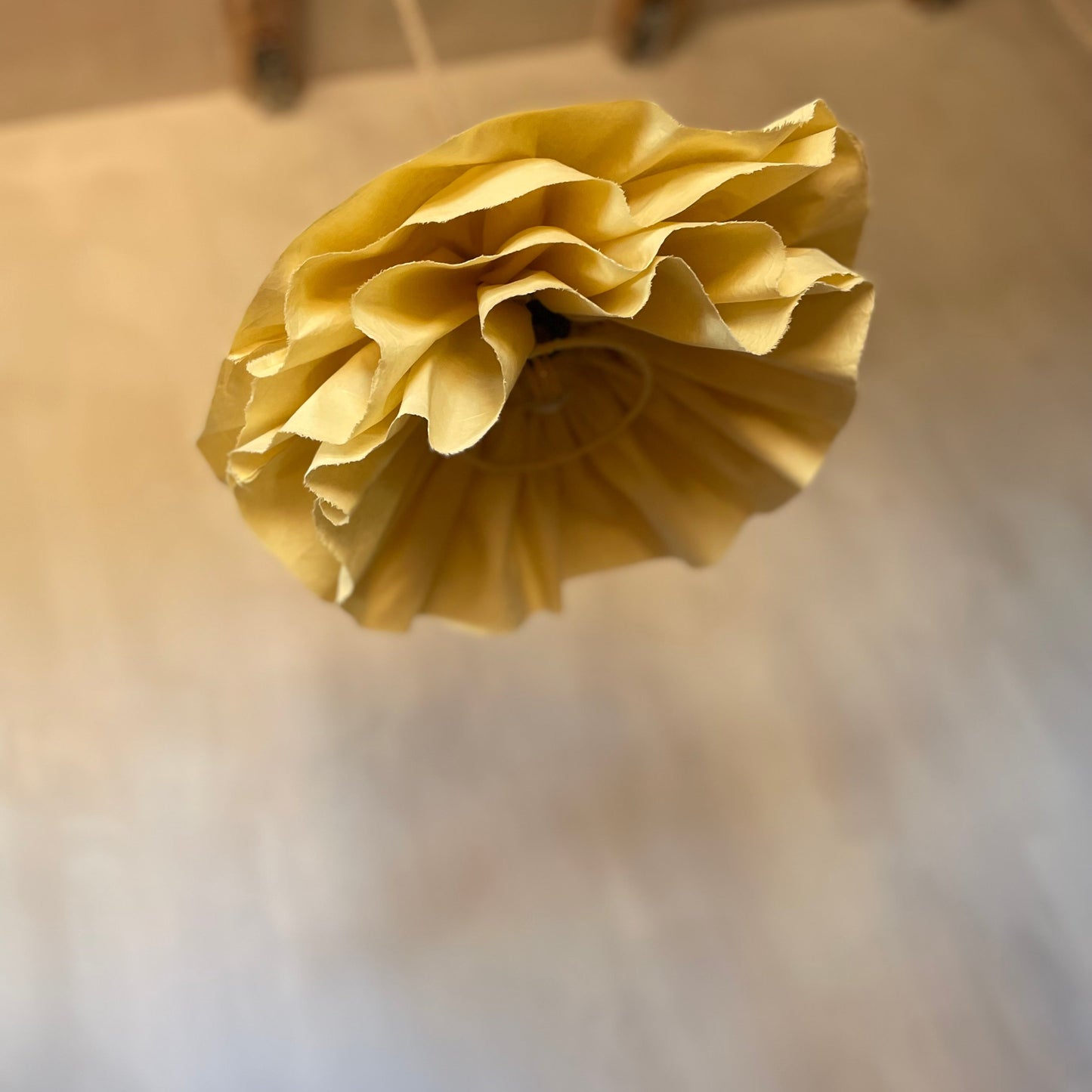 Lámpara BLOOM amarillo polvo
